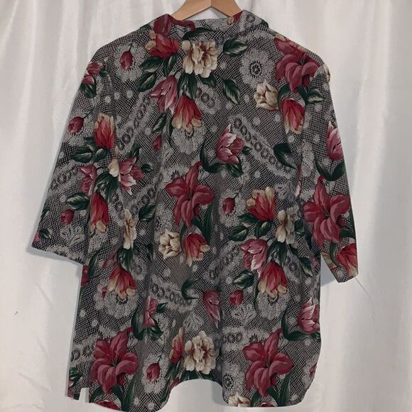VGT abstract flower print button down top. Size 16 - Picture 8 of 13